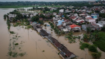 Foto udara kawasan permukiman yang terendam banjir di Perumahan Taman Cikande, Jayanti, Kabupaten Tangerang, Banten, Rabu (14/1/2026). [ANTARA FOTO/Putra M. Akbar/foc]