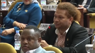 Interupsi di Sidang Paripurna DPD RI, Senator Paul Finsen: Orang Papua Butuh Sekolah dan RS