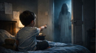 Anak Kecil Ini Melihat Sesuatu yang Orang Dewasa Tak Bisa