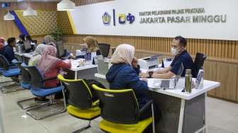 Petugas melayani wajib pajak di Kantor Pelayanan Pajak (KPP) Pratama Jakarta Pasar Minggu, Rabu (14/1/2026). [Suara.com/Alfian Winanto]