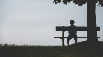 Di Balik Senyum Media Sosial: Mengapa Hidup Terasa Berat Meski Tampak Baik-Baik Saja?