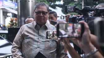 Menko Perekonomian Airlangga Hartarto tiba untuk membahas kajian pencegahan korupsi di Gedung Merah Putih KPK, Jakarta, Rabu (14/1/2026). [ANTARA FOTO/Hafidz Mubarak A/foc]