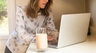 7 Susu untuk Lansia 60 Tahun ke Atas: Rahasia Otot Kuat Bebas Nyeri Sendi