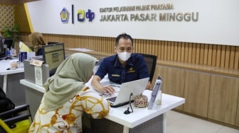 Petugas melayani wajib pajak di Kantor Pelayanan Pajak (KPP) Pratama Jakarta Pasar Minggu, Rabu (14/1/2026). [Suara.com/Alfian Winanto]