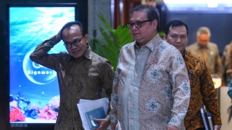 Menko Perekonomian Airlangga Hartarto (tengah) berjalan usai membahas kajian pencegahan korupsi di Gedung Merah Putih KPK, Jakarta, Rabu (14/1/2026). [ANTARA FOTO/Hafidz Mubarak A/foc]