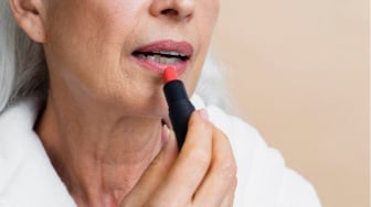 Apa Warna Lipstik yang Elegan untuk Usia 50-an? Ini Pilihan agar Tampilan Makin Berkelas