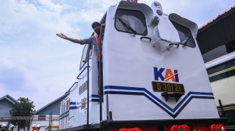 Anggota komunitas penggemar kereta api (railfans) menaiki lokomotif D30121 vintage livery usai diresmikan di Balai Yasa Manggarai, Jakarta, Rabu (14/1/2025). [ANTARA FOTO/Hafidz Mubarak A/foc]