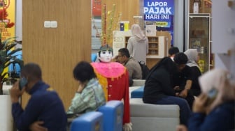 Petugas melayani wajib pajak di Kantor Pelayanan Pajak (KPP) Pratama Jakarta Pasar Minggu, Rabu (14/1/2026). [Suara.com/Alfian Winanto]