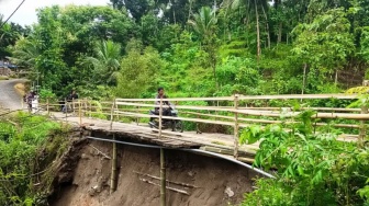 3 Tahun Jalan Longsor Wagir Lor Ponorogo Terabaikan, Warga Bangun Sendiri Jembatan Darurat