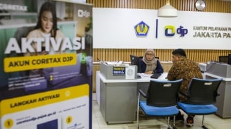 Petugas melayani wajib pajak di Kantor Pelayanan Pajak (KPP) Pratama Jakarta Pasar Minggu, Rabu (14/1/2026). [Suara.com/Alfian Winanto]