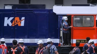 Anggota komunitas penggemar kereta api (railfans) menaiki lokomotif BB3068414 vintage livery usai diresmikan di Balai Yasa Manggarai, Jakarta, Rabu (14/1/2025). [ANTARA FOTO/Hafidz Mubarak A/foc]