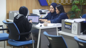 Petugas melayani wajib pajak di Kantor Pelayanan Pajak (KPP) Pratama Jakarta Pasar Minggu, Rabu (14/1/2026). [Suara.com/Alfian Winanto]