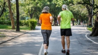 Tips Memilih Sepatu Jalan Nyaman untuk Orang Tua, Ini 5 Rekomendasi yang Gak Bikin Pegal