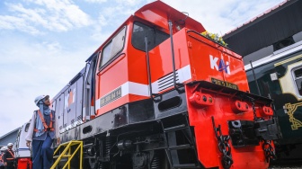 Anggota komunitas penggemar kereta api (railfans) melihat lokomotif BB3068414 vintage livery usai diresmikan di Balai Yasa Manggarai, Jakarta, Rabu (14/1/2025). [ANTARA FOTO/Hafidz Mubarak A/foc]