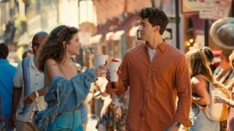 Sinopsis People We Meet on Vacation, Lika-liku Sahabat Jadi Cinta