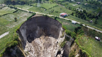 Foto udara suasana perkebunan milik warga yang amblas di jalan lintas Kecamatan Desa Pondok Balik, Kecamatan Ketol, Aceh Tengah, Aceh, Selasa (14/1/2026). [ANTARA FOTO/Abiyyu/Lmo/foc]