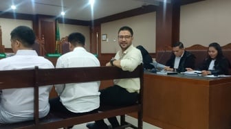 Datang ke Sidang Narkoba, Baju Serasi Ammar Zoni dan Pacar Curi Atensi