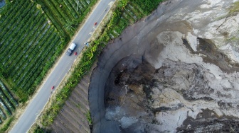 Foto udara suasana perkebunan milik warga yang amblas di jalan lintas Kecamatan Desa Pondok Balik, Kecamatan Ketol, Aceh Tengah, Aceh, Selasa (14/1/2026). [ANTARA FOTO/Abiyyu/Lmo/foc]