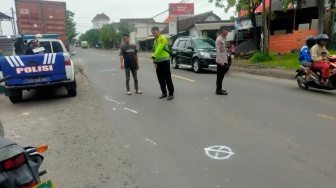 Kronologi Nenek 63 Tahun Tewas Terlindas Truk Trailer di Gresik, Motor Naik ke Bahu Jalan