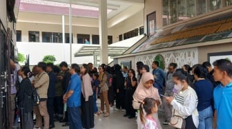 Detik-detik Menegangkan Sidang Vonis Laras Faizati: Pendukung Riuh, Berharap Bebas Sekarang Juga