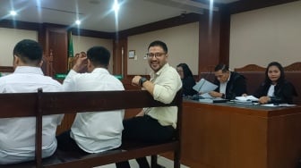 Biasa Kemeja Putih, Ammar Zoni Kini Kompak Pakai Baju Krem dengan Pacar Jelang Sidang