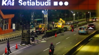 Petugas mengerjakan pembongkaran tiang monorel di Jalan H. R. Rasuna Said, Jakarta, Rabu (14/1/2026). [Suara.com/Alfian Winanto]