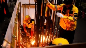 Petugas mengerjakan pembongkaran tiang monorel di Jalan H. R. Rasuna Said, Jakarta, Rabu (14/1/2026). [Suara.com/Alfian Winanto]