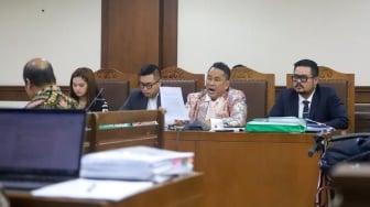 Kuasa hukum MNC Asia Holding Hotman Paris Hutapea saat bertanya kepada saksi eks Kepala Pusat Pelaporan dan Analisis Transaksi Keuangan (PPATK) Yunus Husein pada sidang gugatan PT CMNP terhadap PT MNC Asia Holding di Pengadilan Negeri Jakarta Pusat, Rabu (14/1/2026). [Handout]