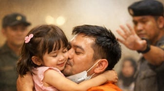 Momen Haru Sidang Kasus Demo Agustus, Ayah Terdakwa Peluk Anak di PN Jakut