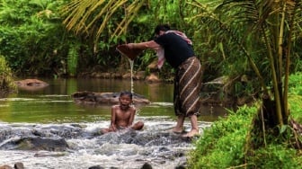 Ritual Pembersihan Diri dengan Rempah Alami Suku Mandailing Jelang Ramadan