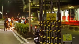 Petugas mengerjakan pembongkaran tiang monorel di Jalan H. R. Rasuna Said, Jakarta, Rabu (14/1/2026). [Suara.com/Alfian Winanto]