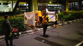 Petugas mengerjakan pembongkaran tiang monorel di Jalan H. R. Rasuna Said, Jakarta, Rabu (14/1/2026). [Suara.com/Alfian Winanto]