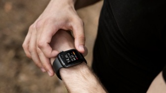 5 Smartwatch Waterproof yang Aman Dipakai Saat Kehujanan dan Berenang