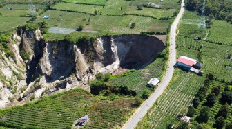 Foto udara suasana perkebunan milik warga yang amblas di jalan lintas Kecamatan Desa Pondok Balik, Kecamatan Ketol, Aceh Tengah, Aceh, Selasa (14/1/2026). [ANTARA FOTO/Abiyyu/Lmo/foc]