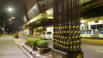 Penampakan tiang monorel yang mangkrak di Jalan H. R. Rasuna Said, Jakarta, Rabu (14/1/2026). [Suara.com/Alfian Winanto]