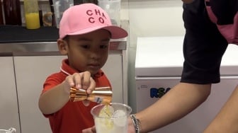 Bosan Liburan Gitu-Gitu Aja? Yuk, Ajak Si Kecil Jadi Peracik Teh Cilik!