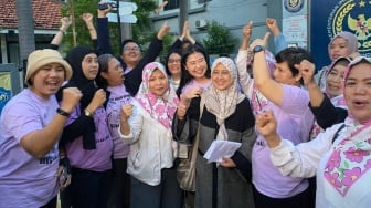 Air Mata dan Pelukan Ibu Warnai Momen Kebebasan Laras Faizati di Rutan Pondok Bambu