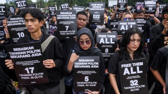 Sejumlah pegiat HAM yang tergabung dalam Jaringan Solidaritas Korban untuk Keadilan mengikuti aksi Kamisan ke-893 di depan Istana Merdeka, Jakarta, Kamis (15/1/2026). [ANTARA FOTO/Hafidz Mubarak A/rwa]