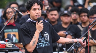 Musisi Baskara Putra berorasi saat aksi Kamisan ke-893 di depan Istana Merdeka, Jakarta, Kamis (15/1/2026). [ANTARA FOTO/Hafidz Mubarak A/rwa]