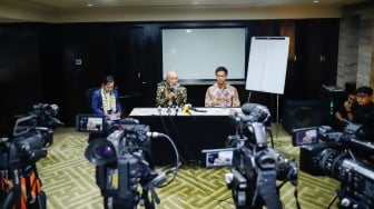 Duta Besar Kehormatan WHO untuk Pemberantasan Kusta & Ketua Nippon Foundation; Yohei Sasakawa (tengah) bersama influencer Arnold Putra (kanan) saat jumpa pers usai bertemu dengan Presiden Prabowo di Jakarta, Jumat (16/1/2026). [Suara.com/Alfian Winanto]
