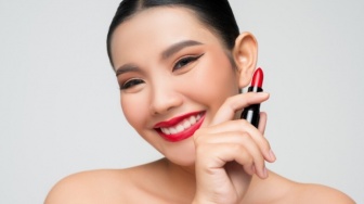 7 Warna Lipstik yang Membuat Wajah Cerah dan Tidak Kusam di Usia 40 Tahun