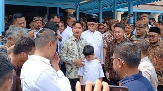 Gibran Salat Jumat di Masjid Agung Solo Bareng Respati Ardi, Tedjowulan hingga Raja Kembar