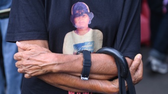 Ibunda dari korban Semanggi I Benardinus Realino Norma Irawan atau Wawan, Maria Katarina Sumarsih mengenakan kaos bergambar anaknya saat mengikuti aksi Kamisan ke-893 di depan Istana Merdeka, Jakarta, Kamis (15/1/2026). [ANTARA FOTO/Hafidz Mubarak A/rwa]