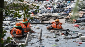 Petugas mengangkut sampah di kawasan Muara Baru, Jakarta, Jumat (16/1/2026). [ANTARA FOTO/Sulthony Hasanuddin/bar]