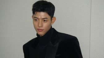 4 Inspirasi Gaya Chic ala Lomon, Buat yang Suka Outfit Warna Gelap!