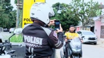 Polisi Bandung Patroli Sambil 'Jepret' Pelanggar Pakai ETLE Genggam