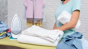 5 Setrika Anti Lengket Terbaik 2026 untuk Pakaian Setengah Kering saat Musim Hujan