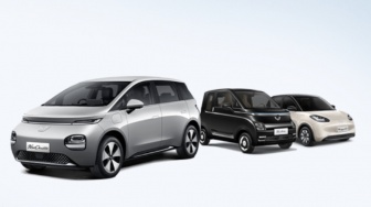 Jarak Tempuh Wuling Cloud EV vs BYD M6 Mending Mana?