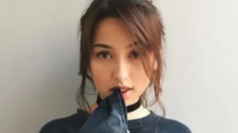 Nostalgia Tren 2016, 6 Selebritis Tampil Ikonik dengan Kalung Choker dan Jeans Robek