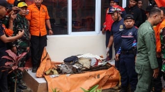 Tim SAR menunjukkan serpihan yang diduga bagian dari pesawat ATR 42-500 milik IAT di posko aju Desa Tompo Bulu, Kecamatan Balocci, Kabupaten Pangkajene dan Kepulauan, Sulawesi Selatan, Minggu (18/1/2026). [ANTARA FOTO/Arnas Padda/wsj]

